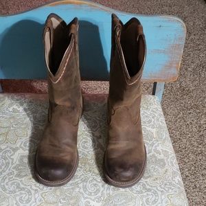 Womens round toe ariat boots